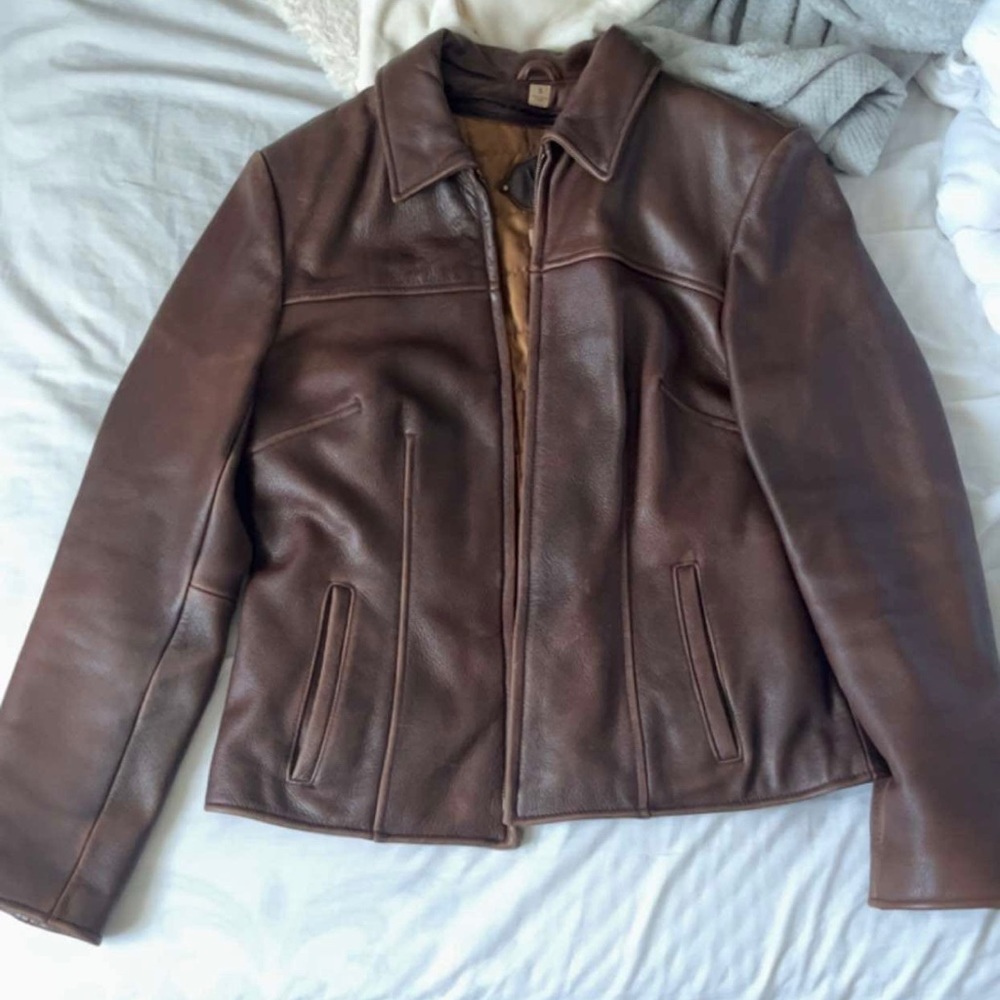 Men’s small vintage leather jacket